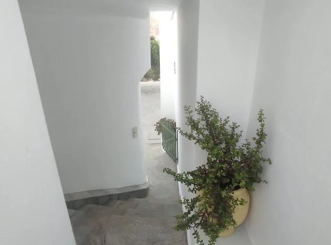 Semesterbostad House Moschα